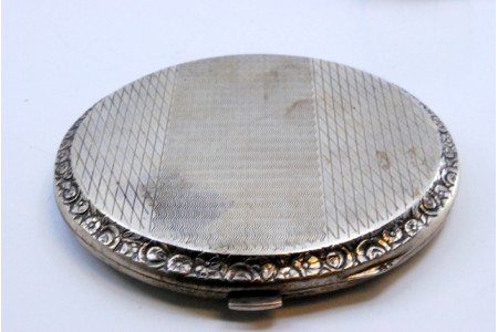 Caixa de Toilette em prata guilhochada em ambos os lados com espelho no interior.